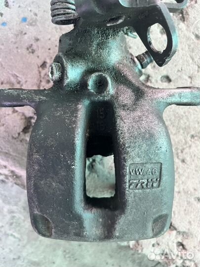 VW Задний левый суппорт 1K0615423M