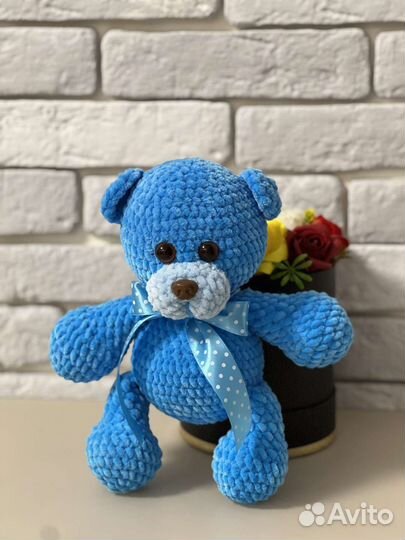 Плюшевый вязаный медведь