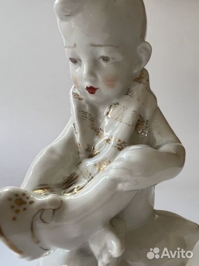 Статуэтка Мальчик на подушке Песочное