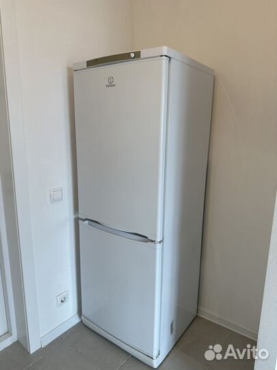 Холодильник бу indesit