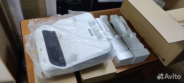 Ультракороткофокусный проектор epson eb-680