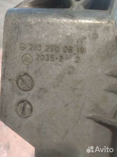 Педаль тормоза АКПП на Мерседес 210