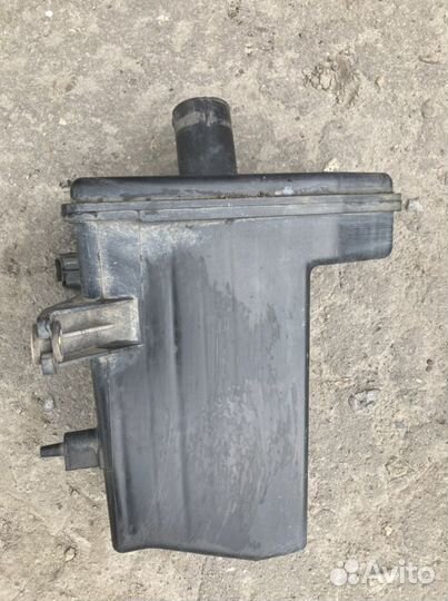 Резонатор воздушного фильтра на Ниссан примера п12