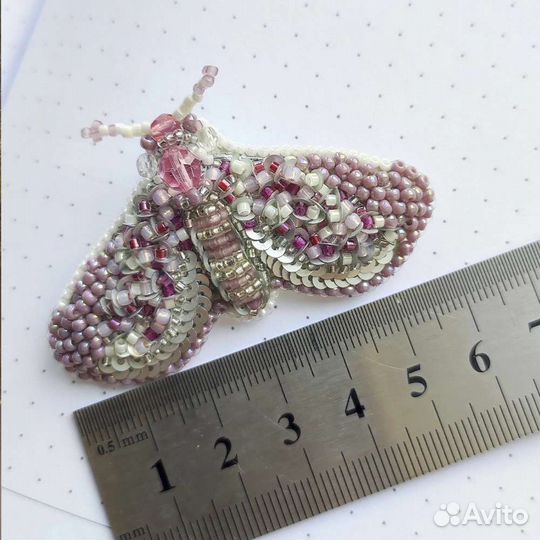 Мотыльки из бисера на булавке