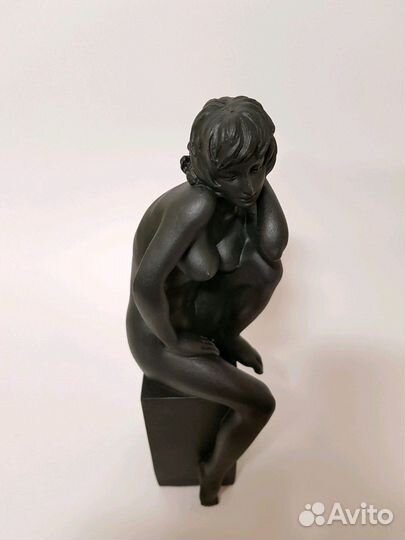Статуэтка обнаженной девушки