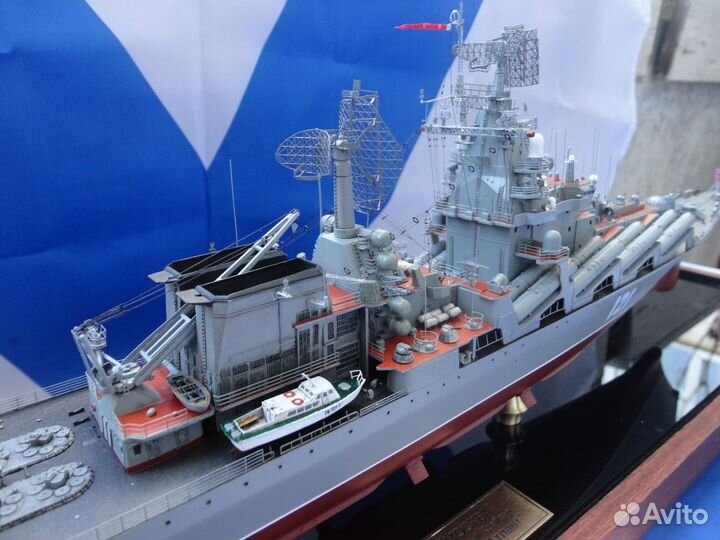 Продам модель корабля крейсер Москва