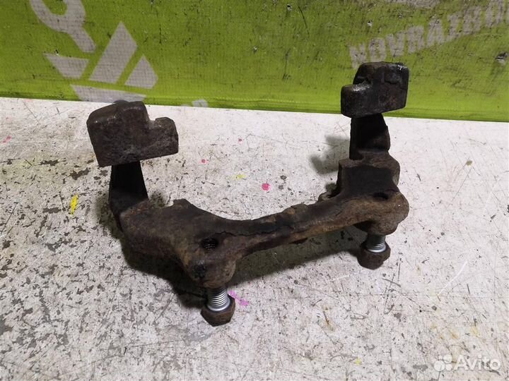 Скоба суппорта переднего Мерседес Бенз 210 Е-кла