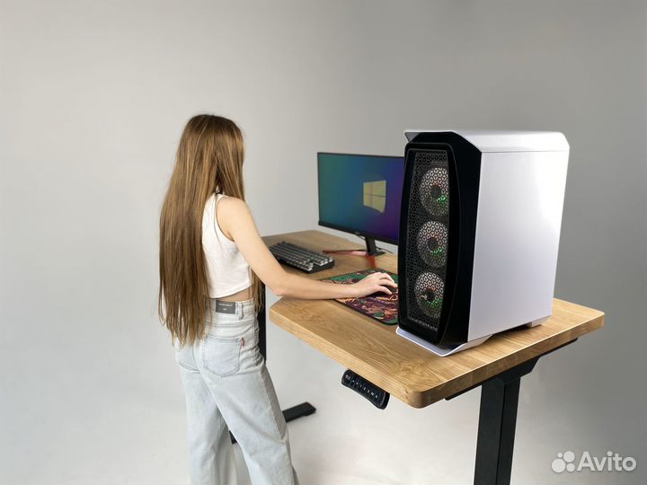 Компьютерный стол из дерева с регулируемой высотой