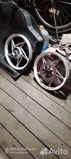 Продам комплект литых дисков
