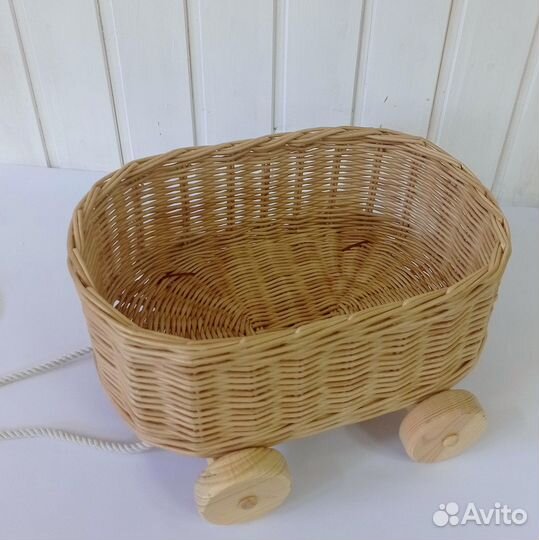Корзина-тележка для игрушек. Плетеная корзина