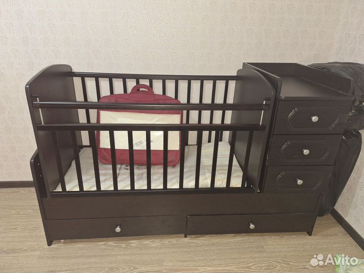 Детская кроватка с маятником и ящиком