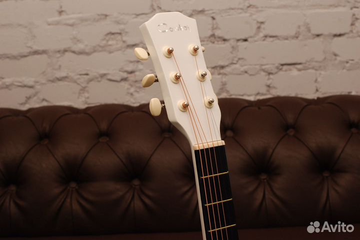 Акустическая гитара (Аксессуар в подарок)