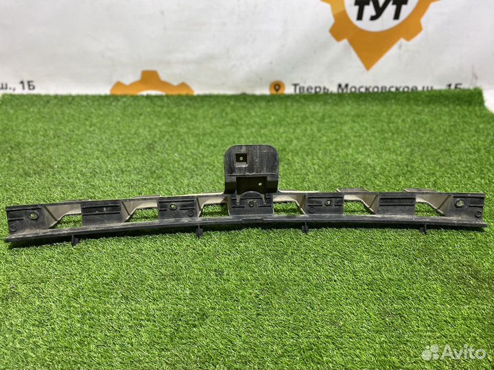 Центральный кронштейн заднего бампера Ford Focus 3