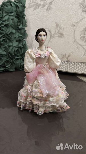 Фарфоровая статуэтка