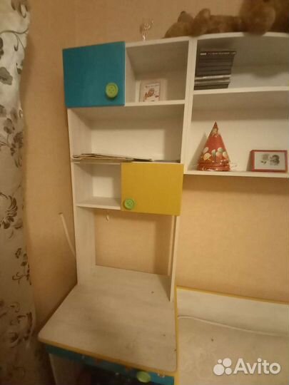 Детский уголок с кроватью и столом