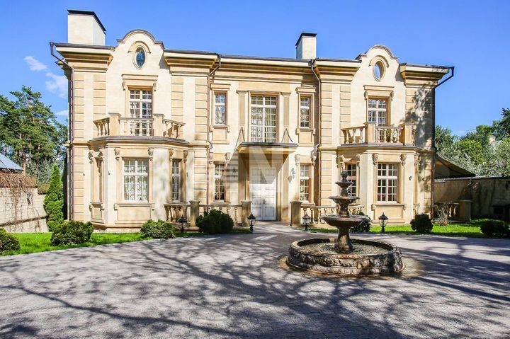 Дом 780 м² на участке 15 сот.