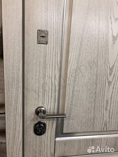 Металлическая входная дверь с зеркалом шпон