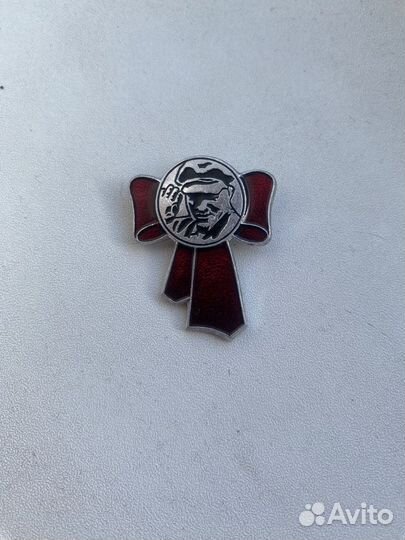 Советский значок с Лениным