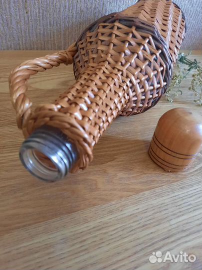 Бутылка из ротанга