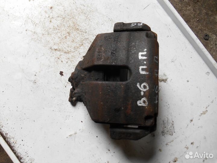 Передний правый суппорт Volkswagen Passat B6