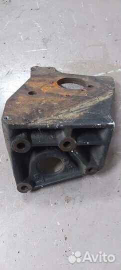 Кронштейн Nissan Serena c23