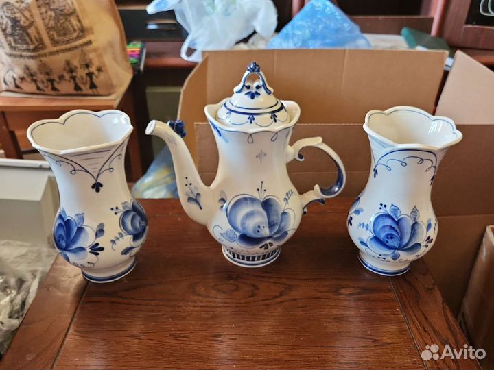 Комплект Гжели из двух ваз и чайника