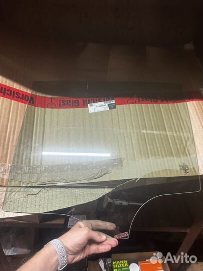 Стекло задней левой двери