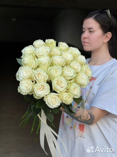 25 белых роз 60см