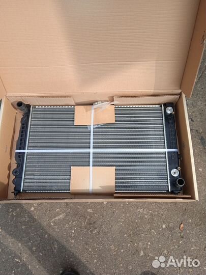 Радиатор охлаждения двигателя