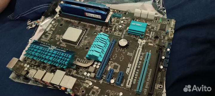 Материнская плата с процессором и памятью