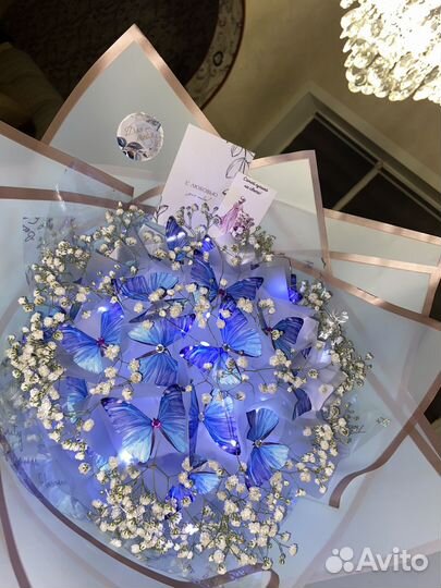 Букет с гипсофилой и бабочками