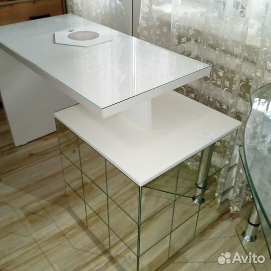 Маникюрный стол с вытяжкой