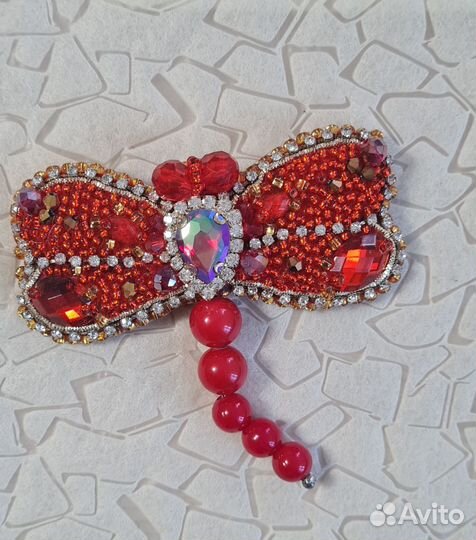 Брошь ручной работы из бисера