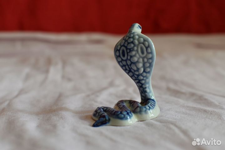 Статуэтка змея