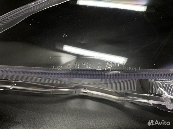 Стекло фары Toyota Estima II (2000-2003гг.)