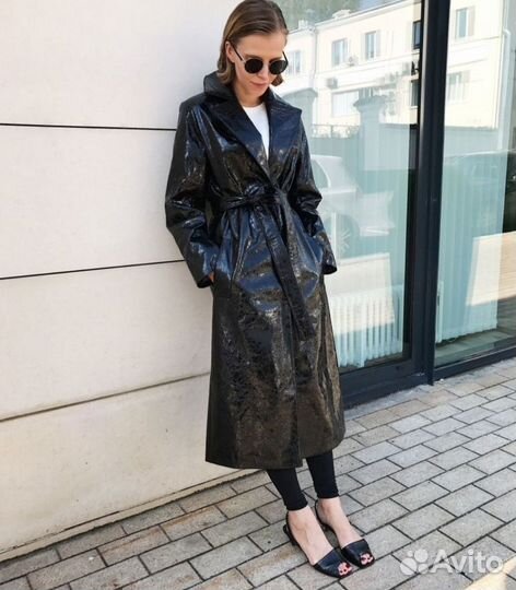 Плащ лаковый