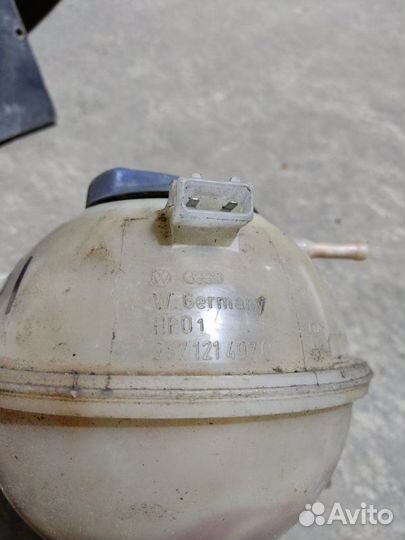 Бачок расширительный Volkswagen Passat B3 седан