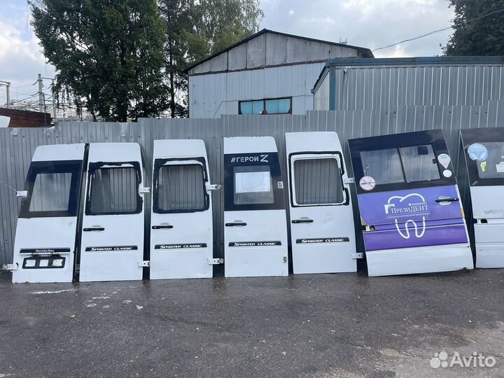 Задняя распашная левая дверь на Mercedes 909