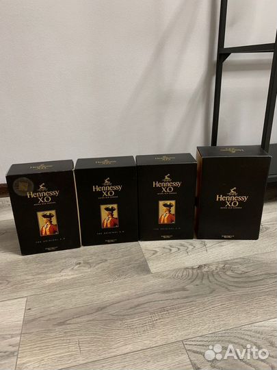 Коробки с бутылками Hennessy x0