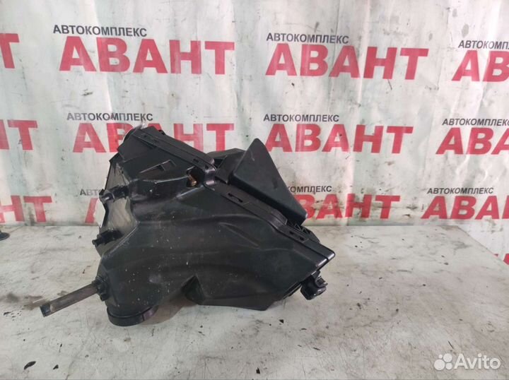 Корпус воздушного фильтра на Audi A4 B8
