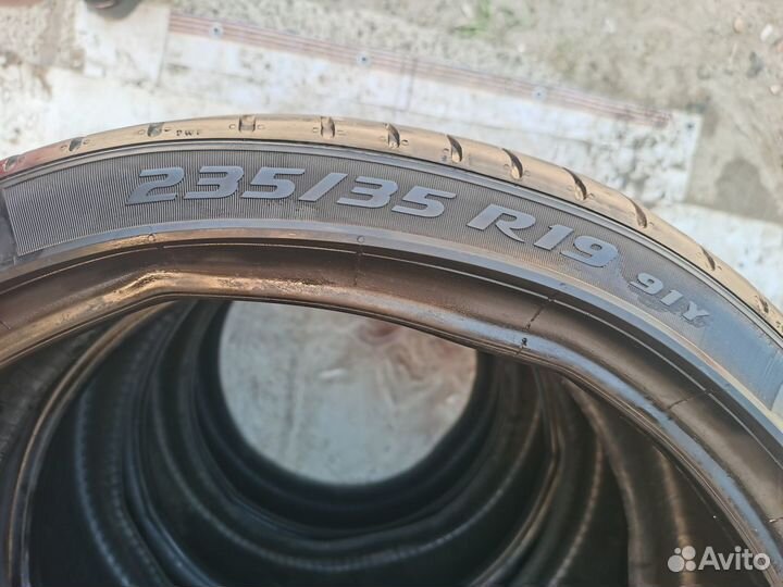 Pirelli P Zero PZ4 235/35 R19 91Y