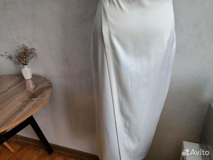 Белое атласное вечернее платье 44 миди на бретелях