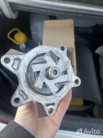 Помпа на toyota corolla 120, 121