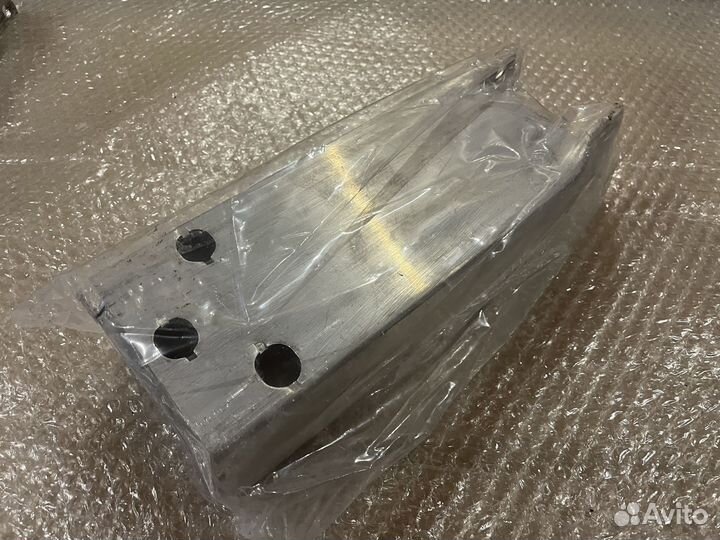 Левое крепление домик усилителя Mercedes W213