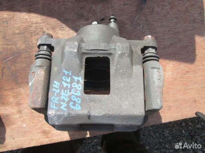 Суппорт передний левый Toyota Corolla NZE121