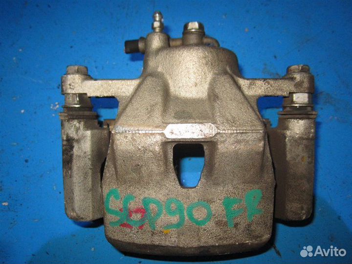 Суппорт передний правый Тойота Витц SCP90