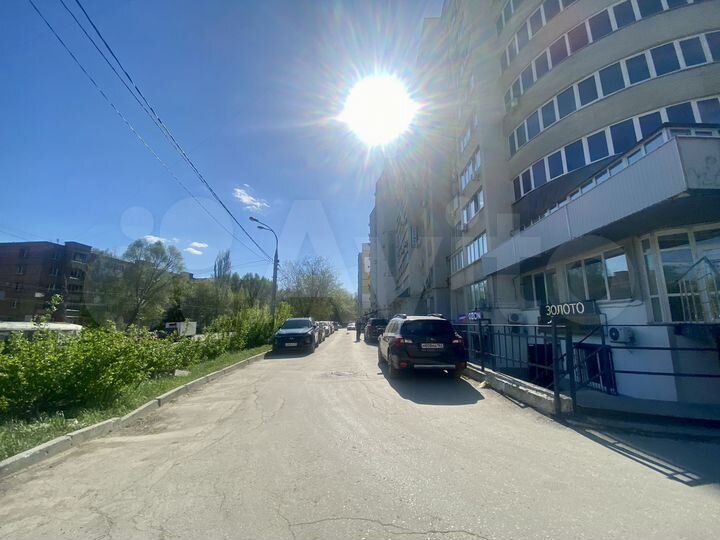 Помещение с ремонтом на первом этаже жилого дома