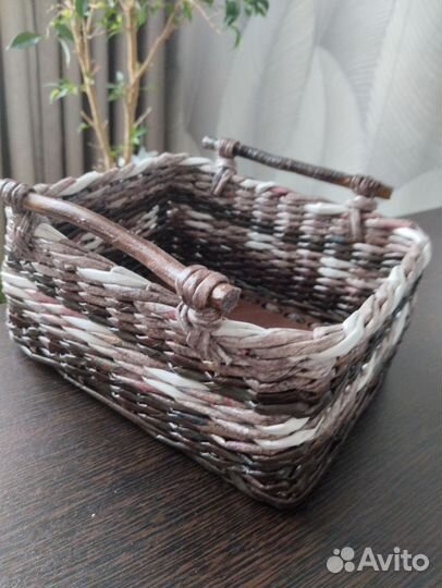 Корзина плетеная из бумажной лозы