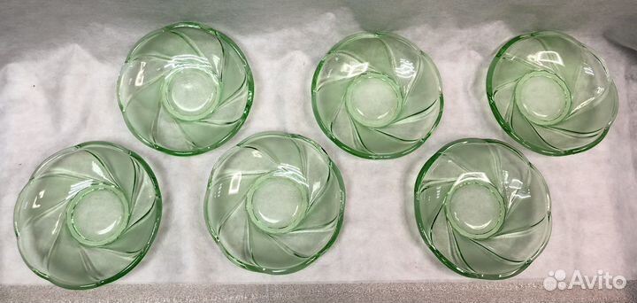 Набор из зеленого стекла ваза и 6 блюдец