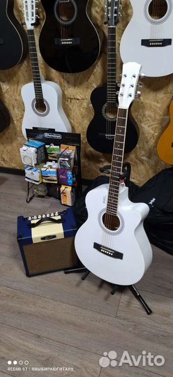 Электроакустическая гитара с комбоусилителем
